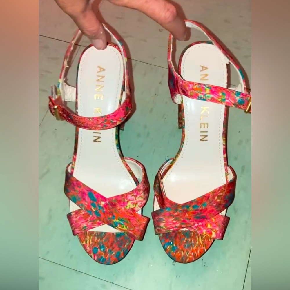 Anne Klein heels size 8(women). Slightly used, great condition.